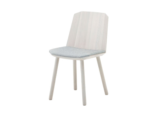 Chaise Colour Wood en bois teinté, Scholten & Baijings pour Karimoku New Standard — vue studio n°1 | Antifer