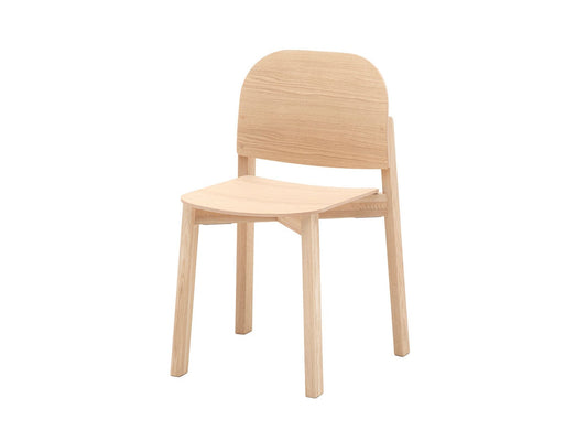 Chaise Polar en bois massif, Moritz Schlatter pour Karimoku New Standard — vue studio n°2 | Antifer