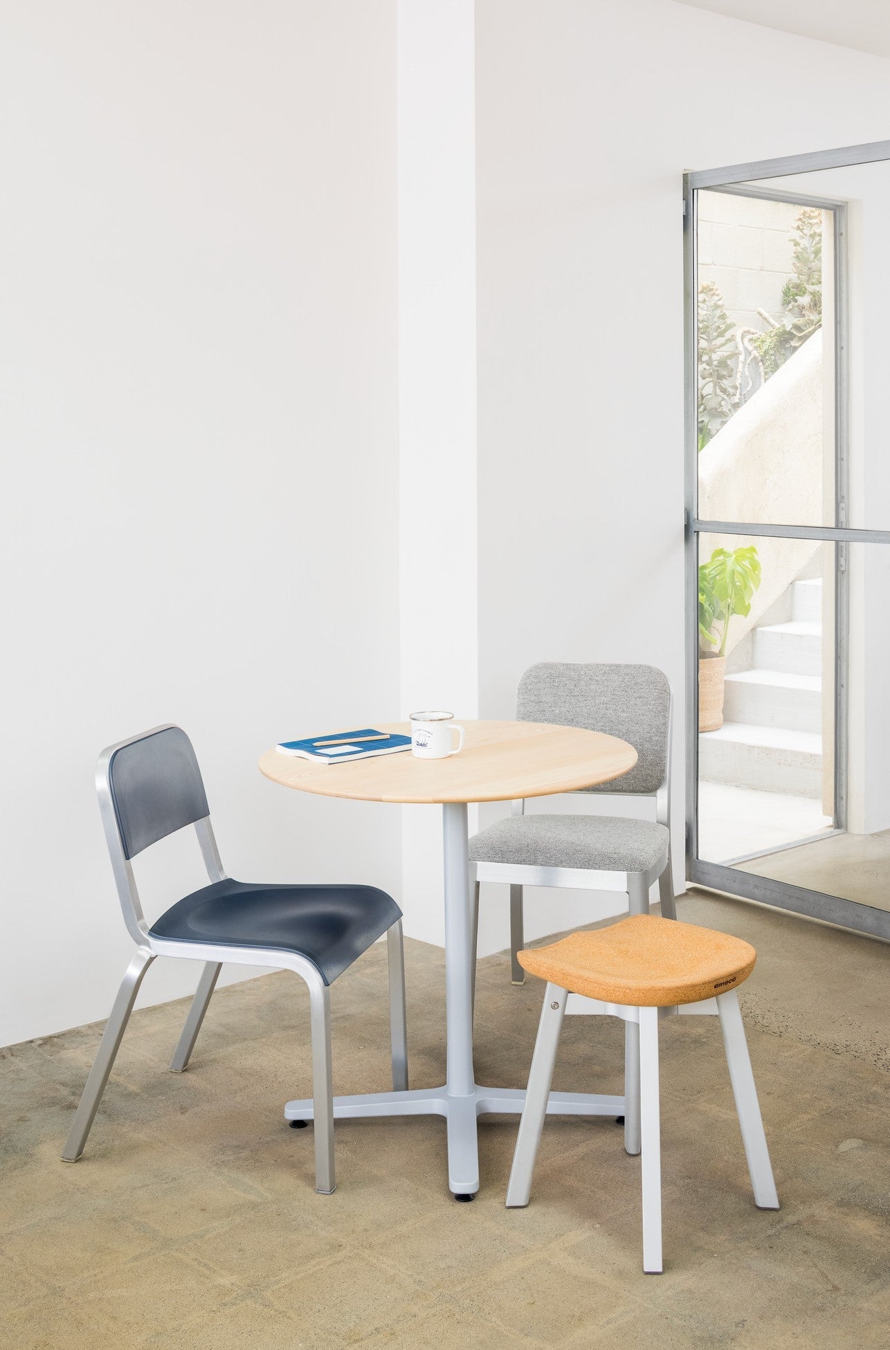 Chaise 1951 — Emeco, table café 2 Inch