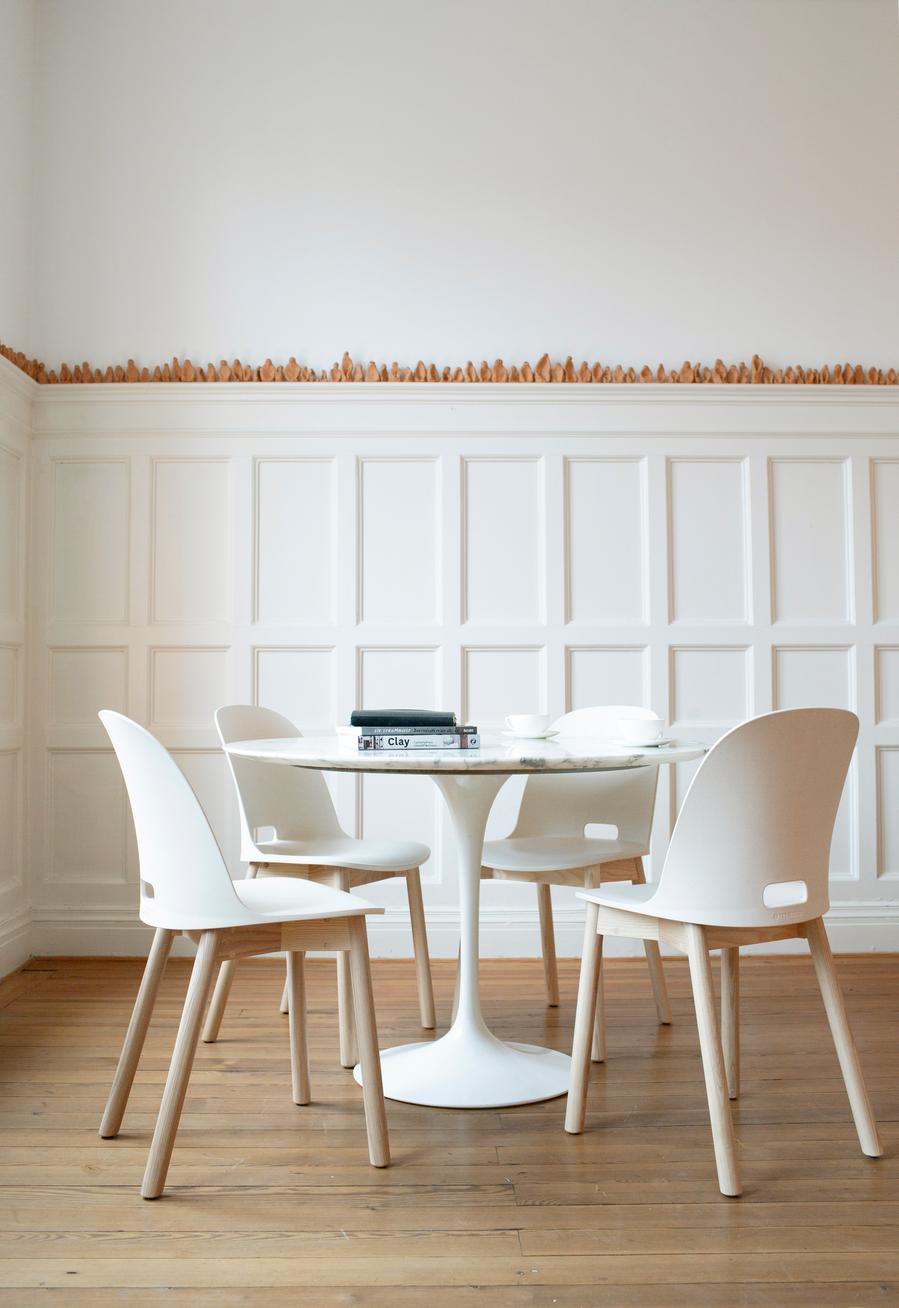 Salon table marbre avec 4 chaise Alfi Emeco design Jasper Morrison à dossier haut couleur blanc