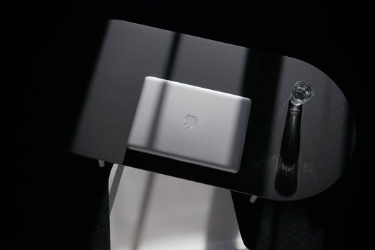 Petit bureau console minimaliste avec tréteaux Sinus lino noir dans une entrée ou salon