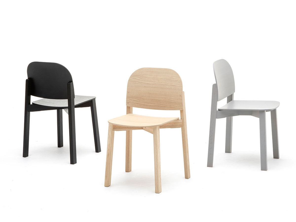 Drei Polar-Stühle in Grain Matt Black, Pure Oak und Grain Gray auf weißem Grund