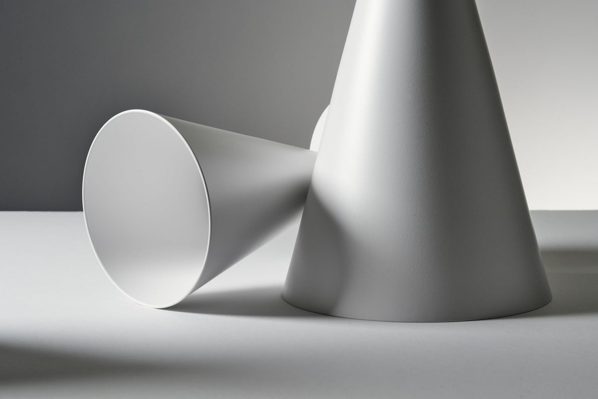 Deux cônes Babel w264 en aluminium blanc, vue studio