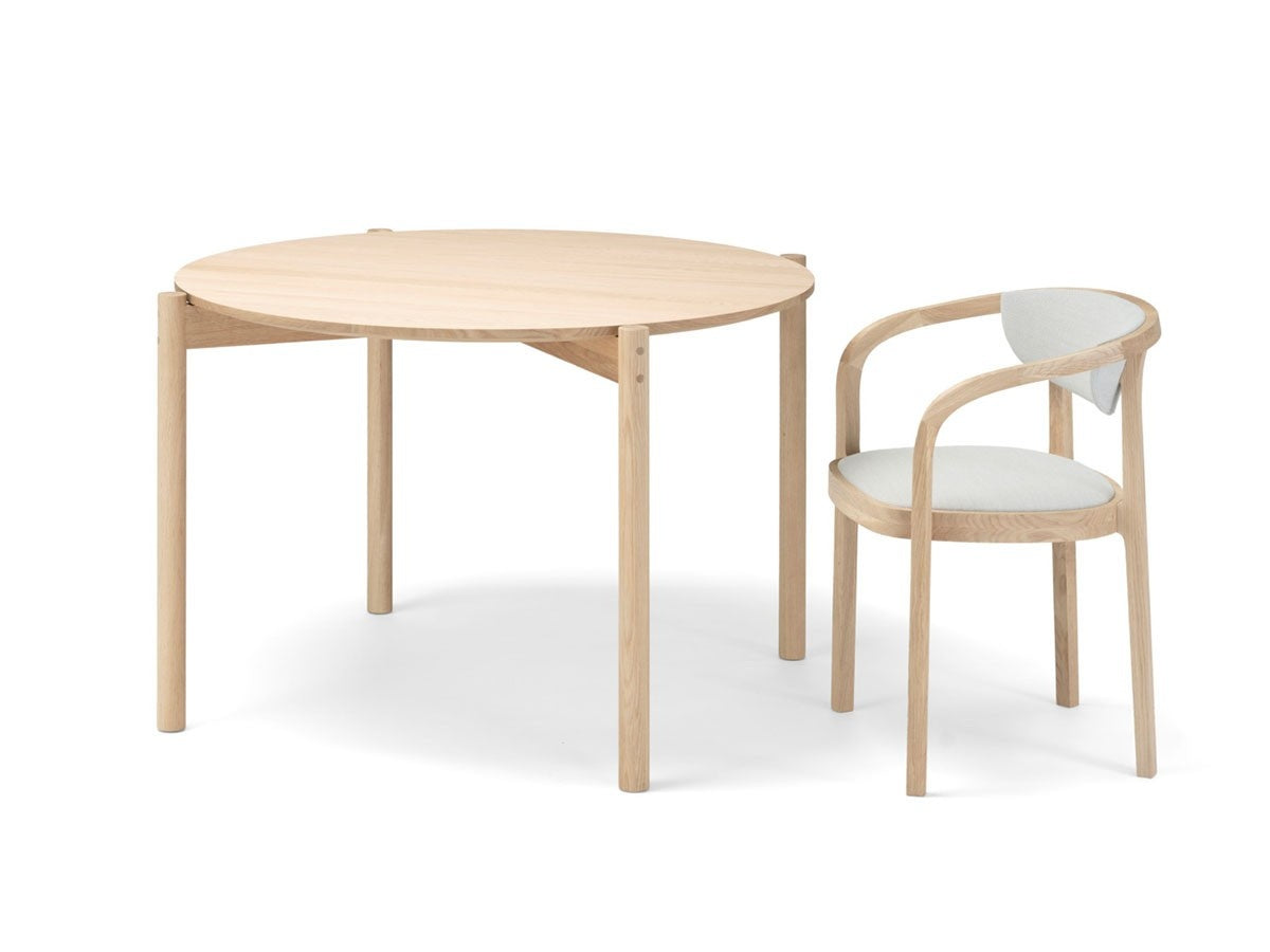 Table ronde Castor 110 en chêne massif, BIG-GAME pour Karimoku New Standard — vue studio n°3 | Antifer