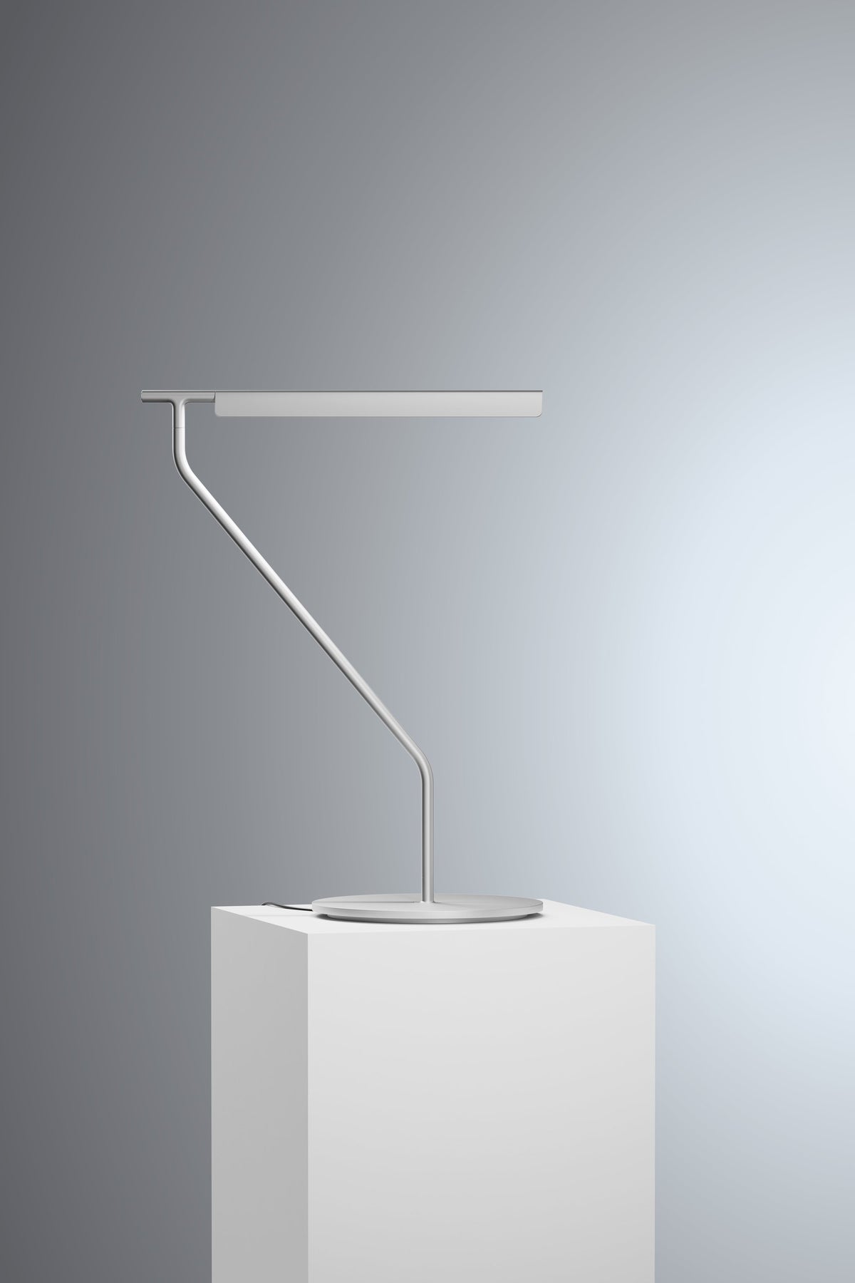 Lampe V w263 Base en aluminium posée sur un socle blanc