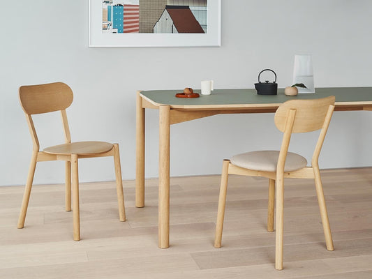 Chaise Castor Plus en chêne massif, BIG-GAME pour Karimoku New Standard — vue studio n°4 | Antifer