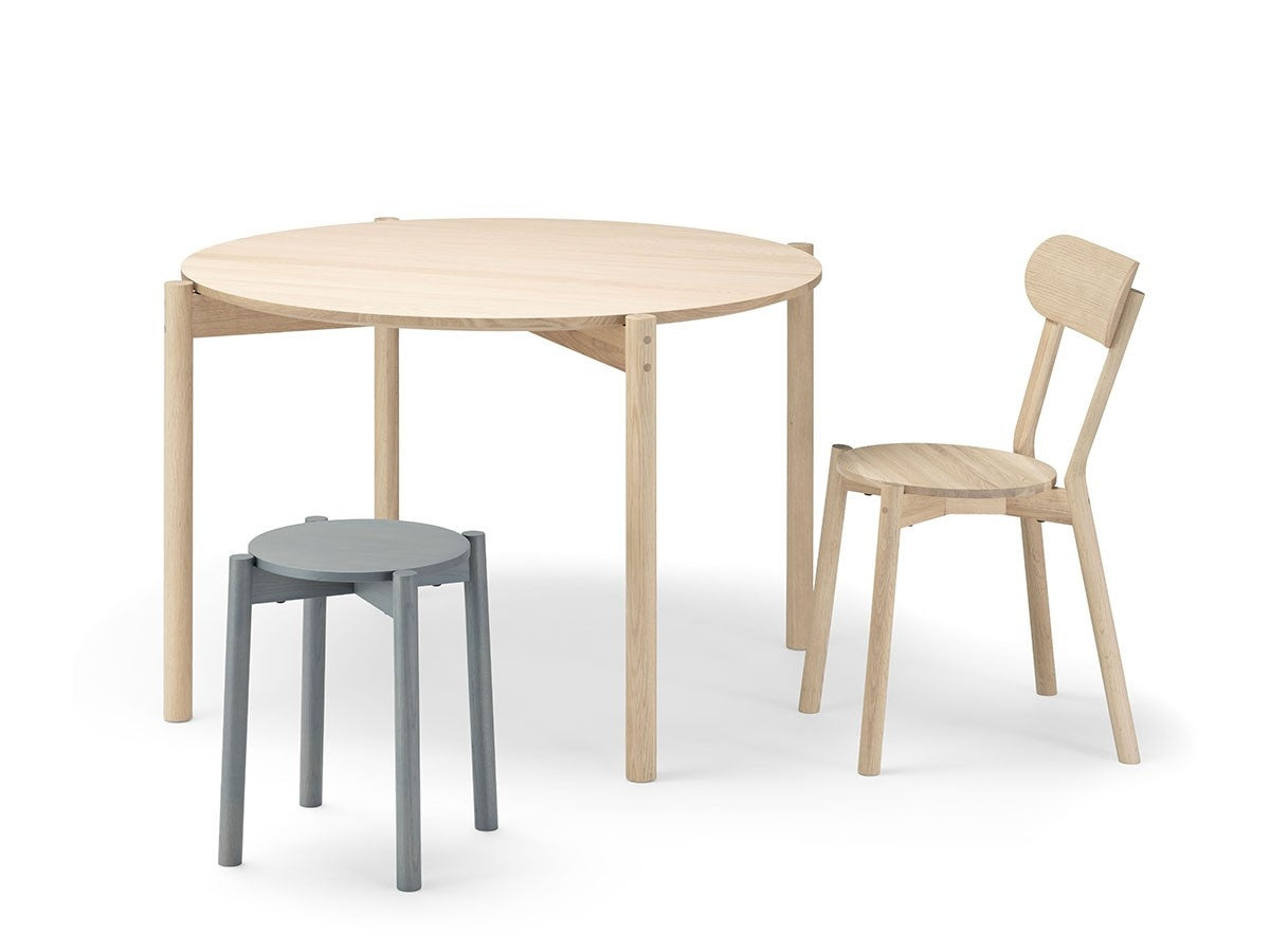 Table ronde Castor 110 en chêne massif, BIG-GAME pour Karimoku New Standard — vue studio n°4 | Antifer