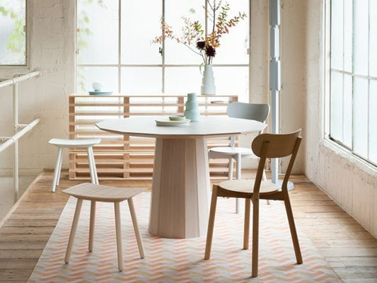 Table Colour Wood ø120 en bois massif teinté, Scholten & Baijings pour Karimoku New Standard — vue studio n°4 | Antifer