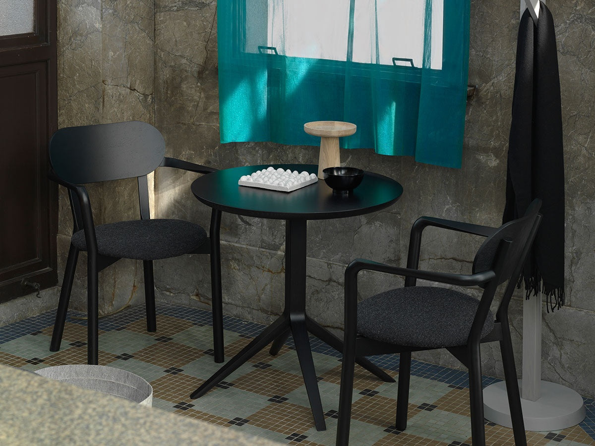 Table bistrot Scout en chêne massif, Christian Haas pour Karimoku New Standard — vue studio n°4 | Antifer