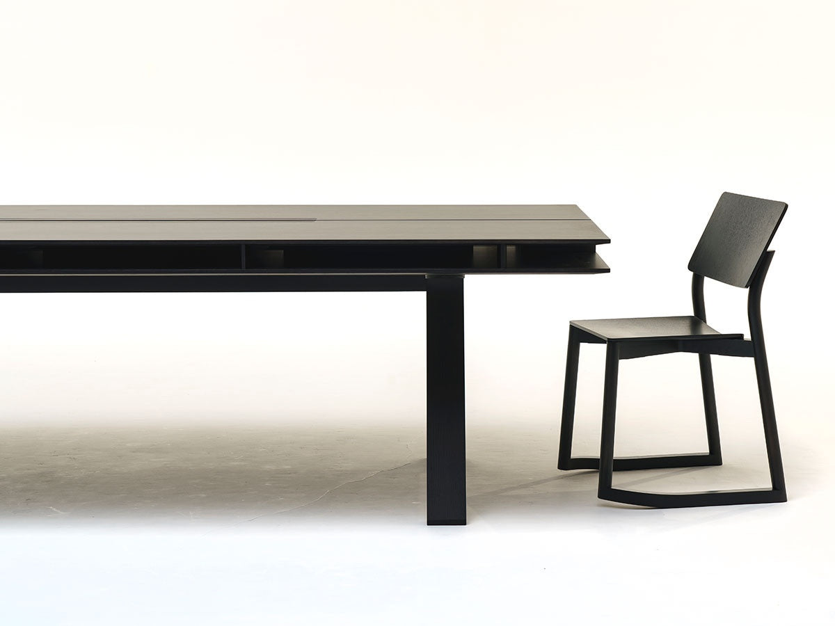Bureau Spectrum noir et chaise Panorama à patins noire, de profil sur fond blanc