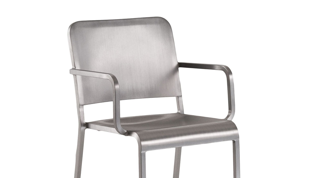 Fauteuil 20-06 Emeco en aluminium brossé, gros plan sur l'accoudoir