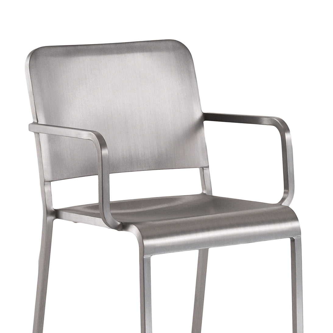 Fauteuil 20-06 Emeco, détail de l'assise et des accoudoirs en tube d'aluminium