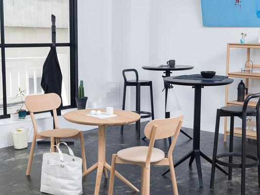Table bistrot Scout en chêne massif, Christian Haas pour Karimoku New Standard — vue studio n°6 | Antifer