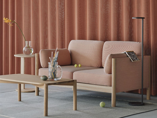 Canapé Castor Lobby 2 places en chêne massif et tissu, BIG-GAME pour Karimoku New Standard — vue studio n°7 | Antifer