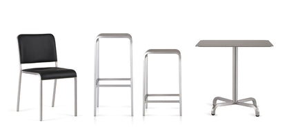 La gamme 20-06 Emeco : chaise, tabourets et table