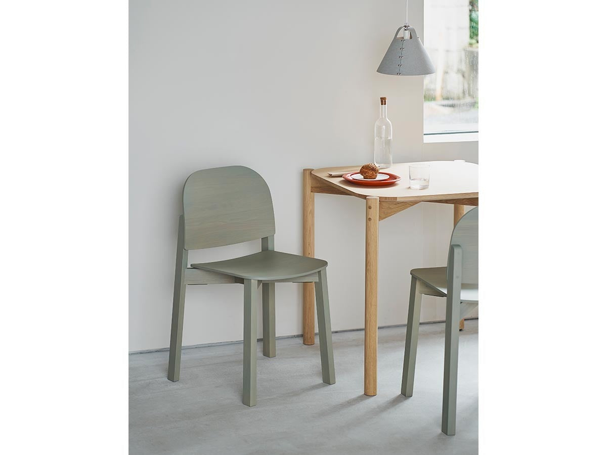 Polar Stuhl aus Massivholz, Moritz Schlatter für Karimoku New Standard — Studioansicht Nr. 8 | Antifer