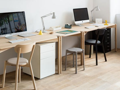 Hocker Castor Plus in Grau, unter den Schreibtischen einer Büroetage in Eiche verstaut | Antifer