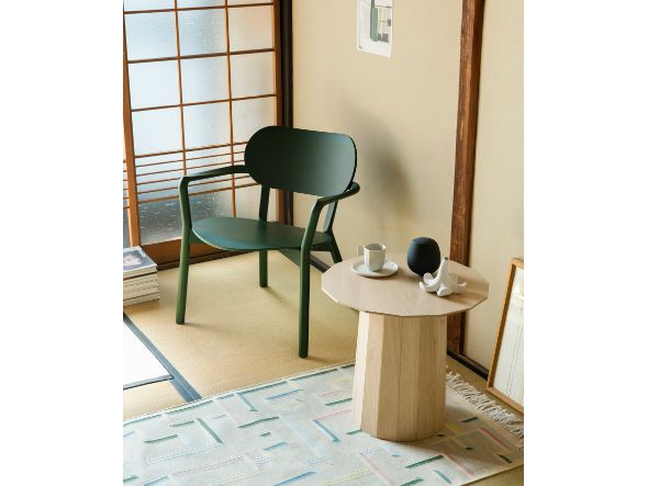 Sillón bajo Castor verde en una estancia japonesa con tabiques de papel, con velador | Antifer