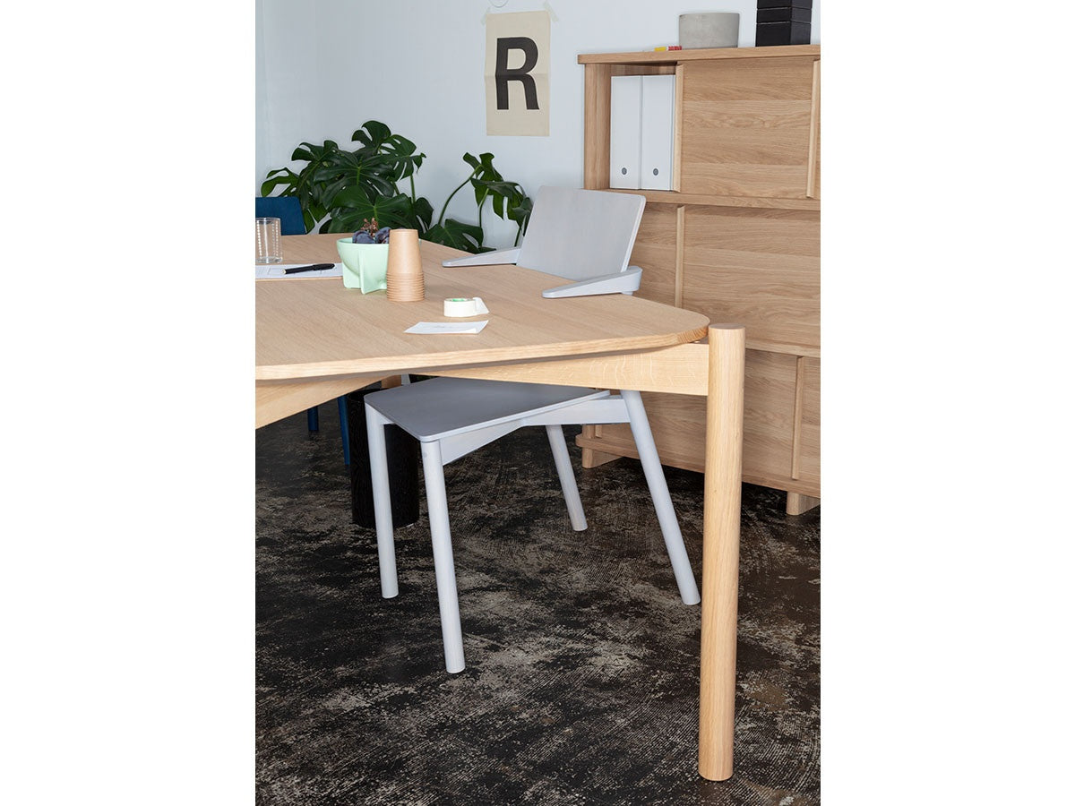 Panorama Sessel aus Massivholz, Geckeler Michels für Karimoku New Standard — Studioansicht Nr. 9 | Antifer