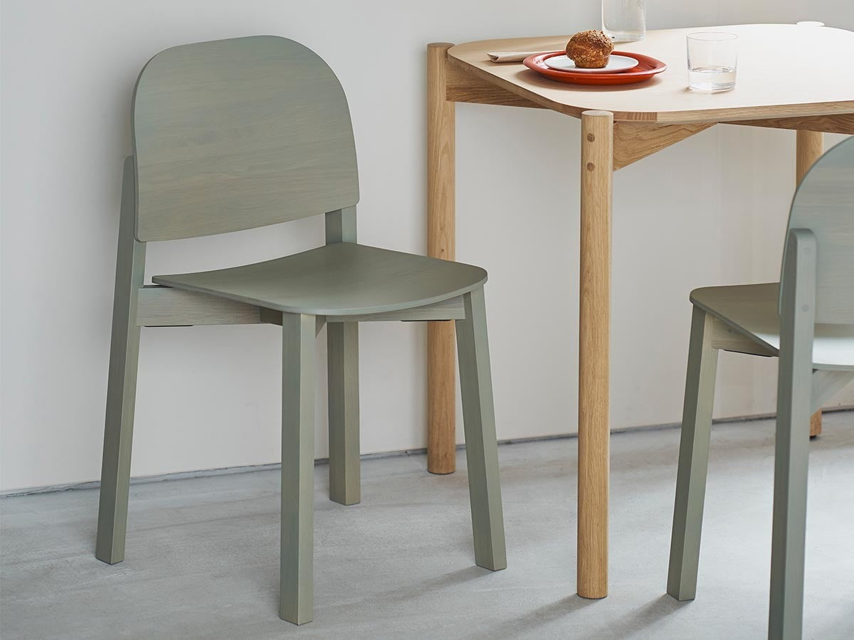 Polar Stuhl aus Massivholz, Moritz Schlatter für Karimoku New Standard — Studioansicht Nr. 9 | Antifer