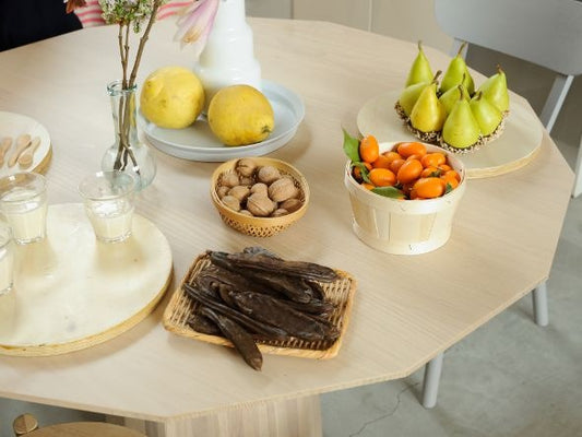 Table Colour Wood ø95 en bois massif teinté, Scholten & Baijings pour Karimoku New Standard — vue studio n°10 | Antifer
