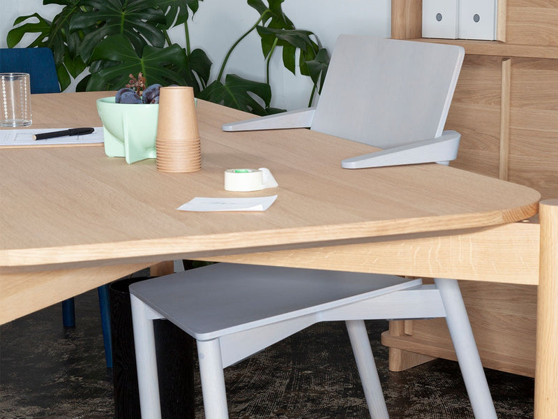 Panorama-Armlehnstuhl in Grain Gray, an einem Eichentisch, Nahaufnahme der Armlehne
