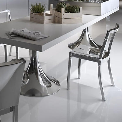 Chaise Icon Emeco (Philippe Starck) en situation dans une cuisine, autour d'un îlot | Antifer