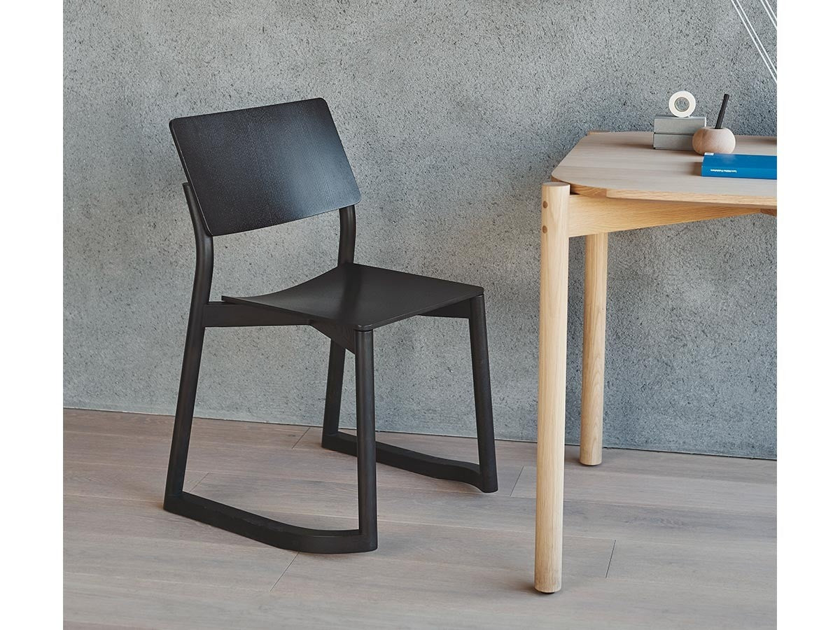 Panorama Stuhl mit Kufen aus Massivholz, Geckeler Michels für Karimoku New Standard — Studioansicht Nr. 12 | Antifer
