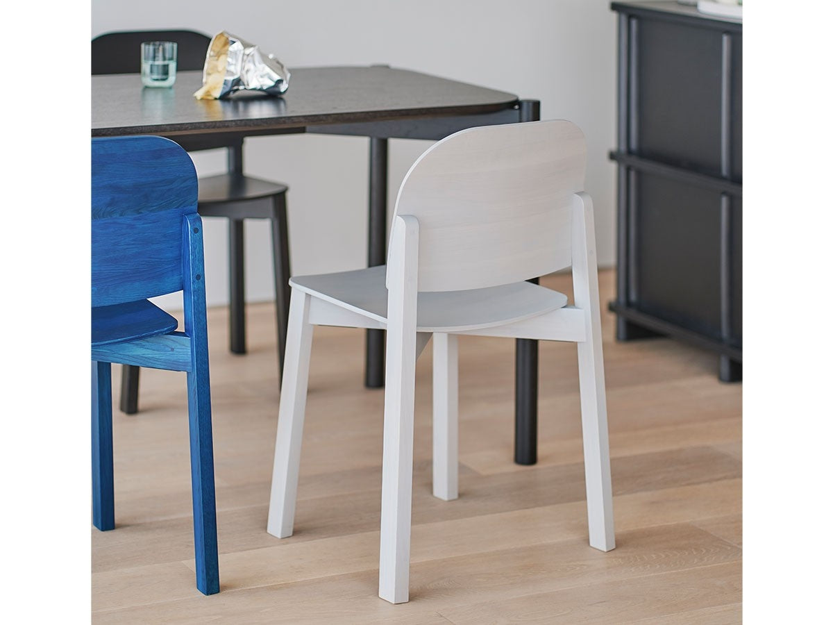 Polar Stuhl aus Massivholz, Moritz Schlatter für Karimoku New Standard — Studioansicht Nr. 12 | Antifer
