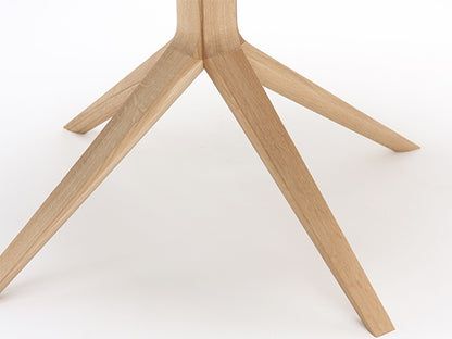 Table bistrot Scout — détail du piétement tripode en chêne, vue d'ensemble des trois pieds | Antifer