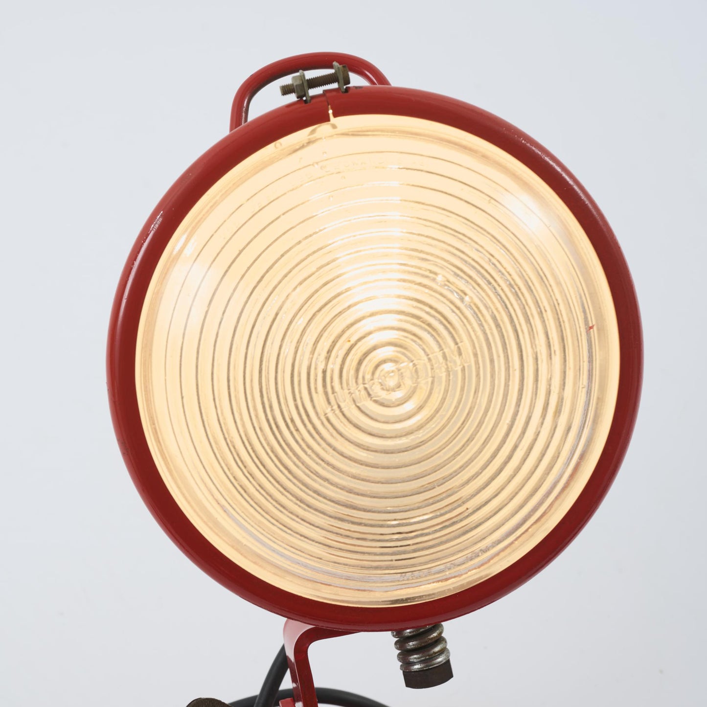 Lampe Jeep rouge, lentille fresnel gros plan allumée