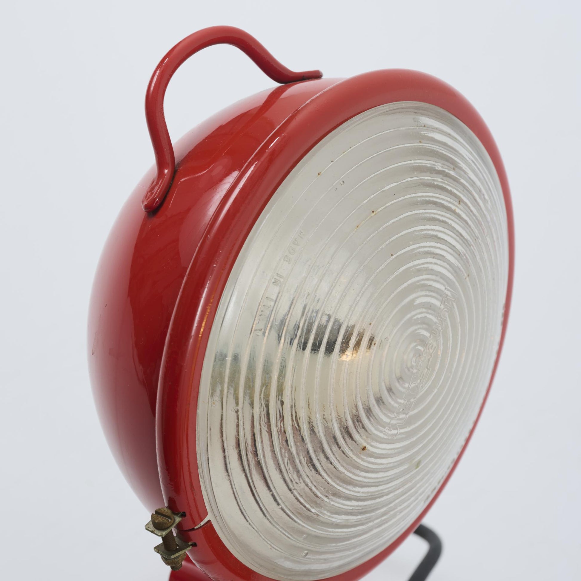 Lampe Jeep rouge, lentille fresnel gros plan éteinte