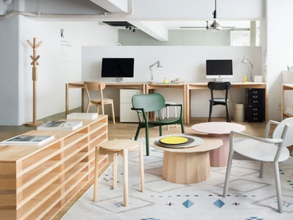 Perchero Signs de madera maciza, BIG-GAME para Karimoku New Standard — vista de estudio n.º 13 | Antifer