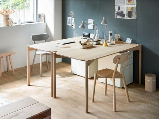 Chaise Castor en chêne massif, BIG-GAME pour Karimoku New Standard — vue studio n°14 | Antifer