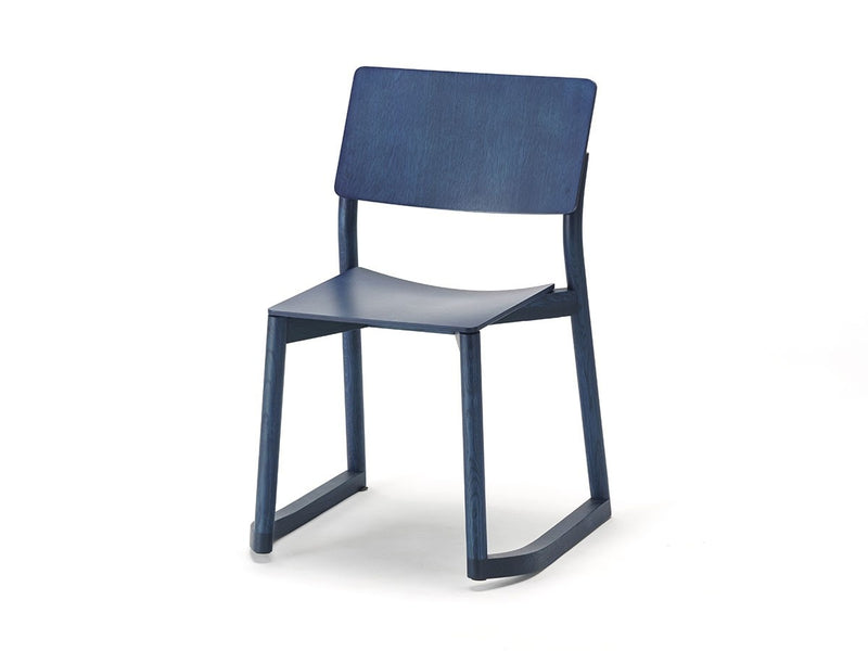 Panorama-Stuhl mit Kufen in Indigo Blue, auf weißem Grund