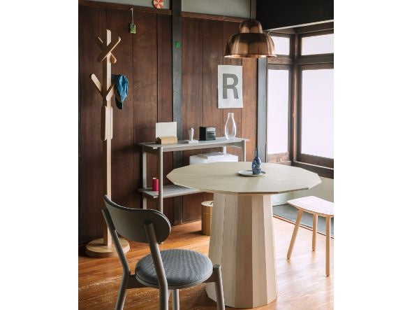 Perchero Signs de madera maciza, BIG-GAME para Karimoku New Standard — vista de estudio n.º 14 | Antifer