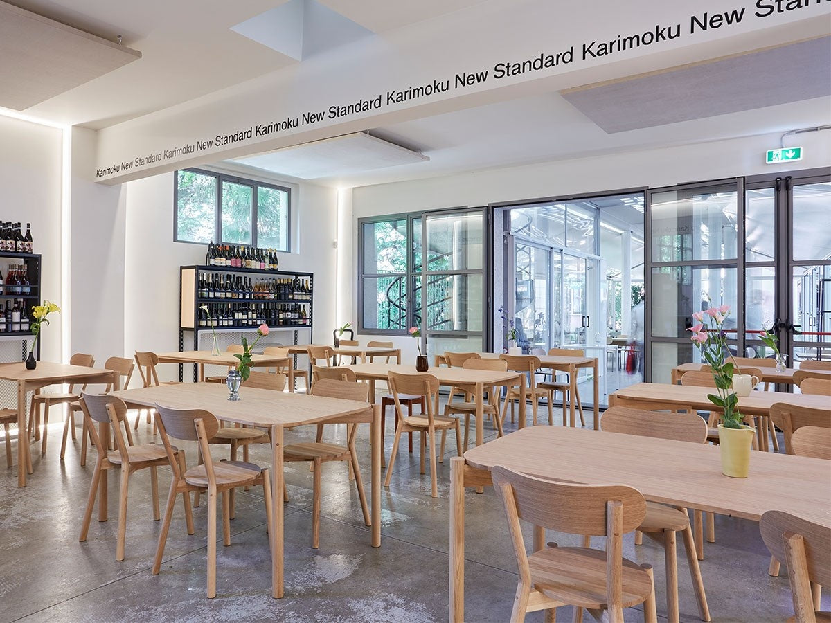 Stühle Castor und Tische aus Eiche im Showroom von Karimoku New Standard, Gesamtansicht | Antifer