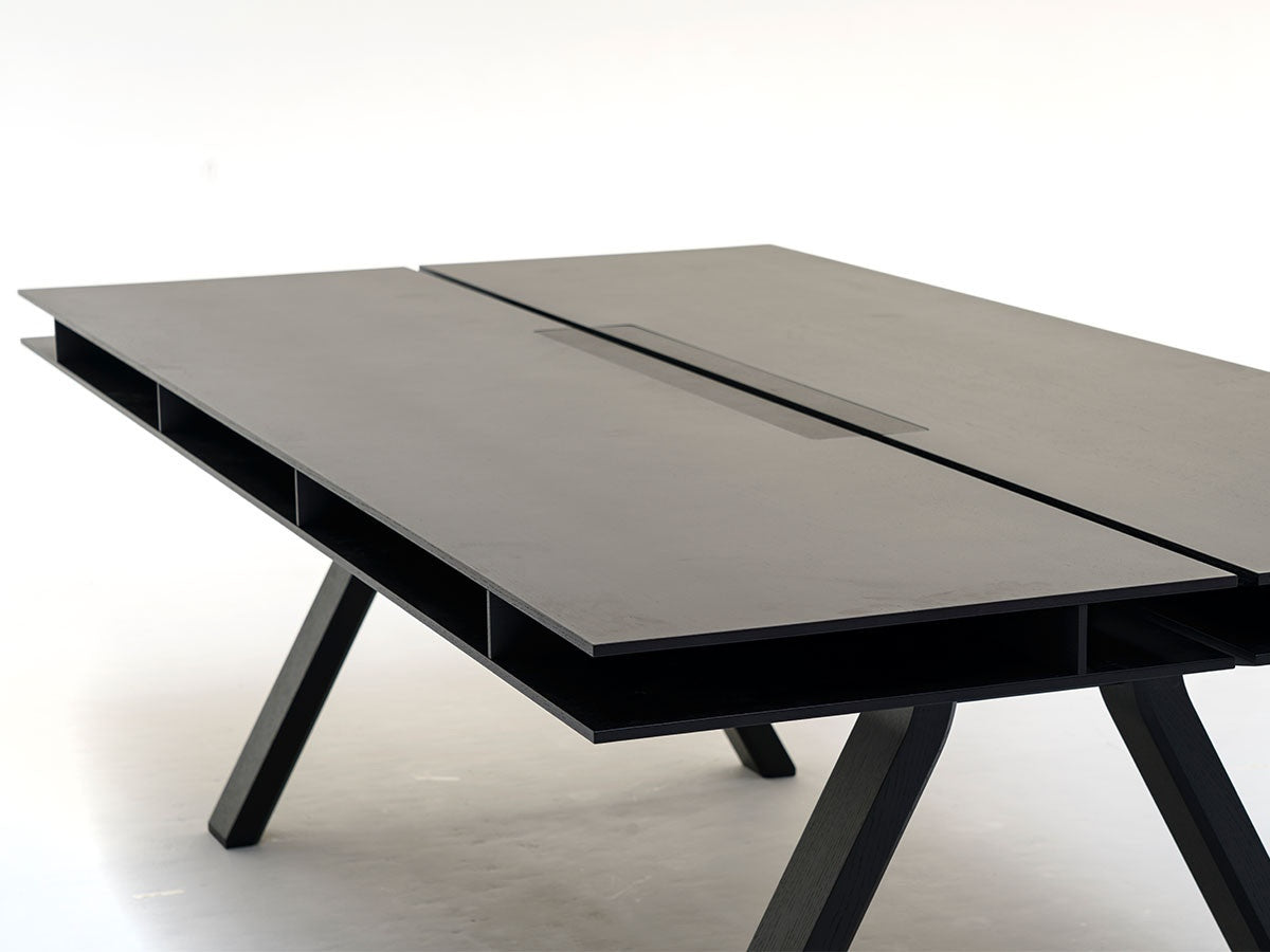 Bureau Spectrum à plan double en chêne teinté noir, rainure centrale, Geckeler Michels — vue studio en plongée n°11 | Antifer