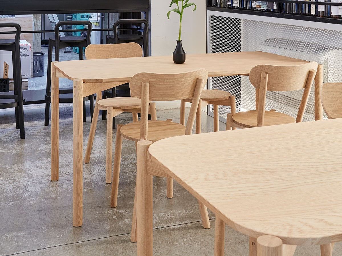 Stühle Castor an den Tischen eines Showrooms, Tischplatten aus Eiche im Vordergrund | Antifer