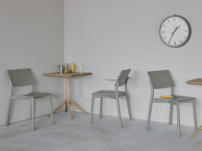 Panorama-Armlehnstühle in Grey Green an kleinen Tischen, unter einer Wanduhr