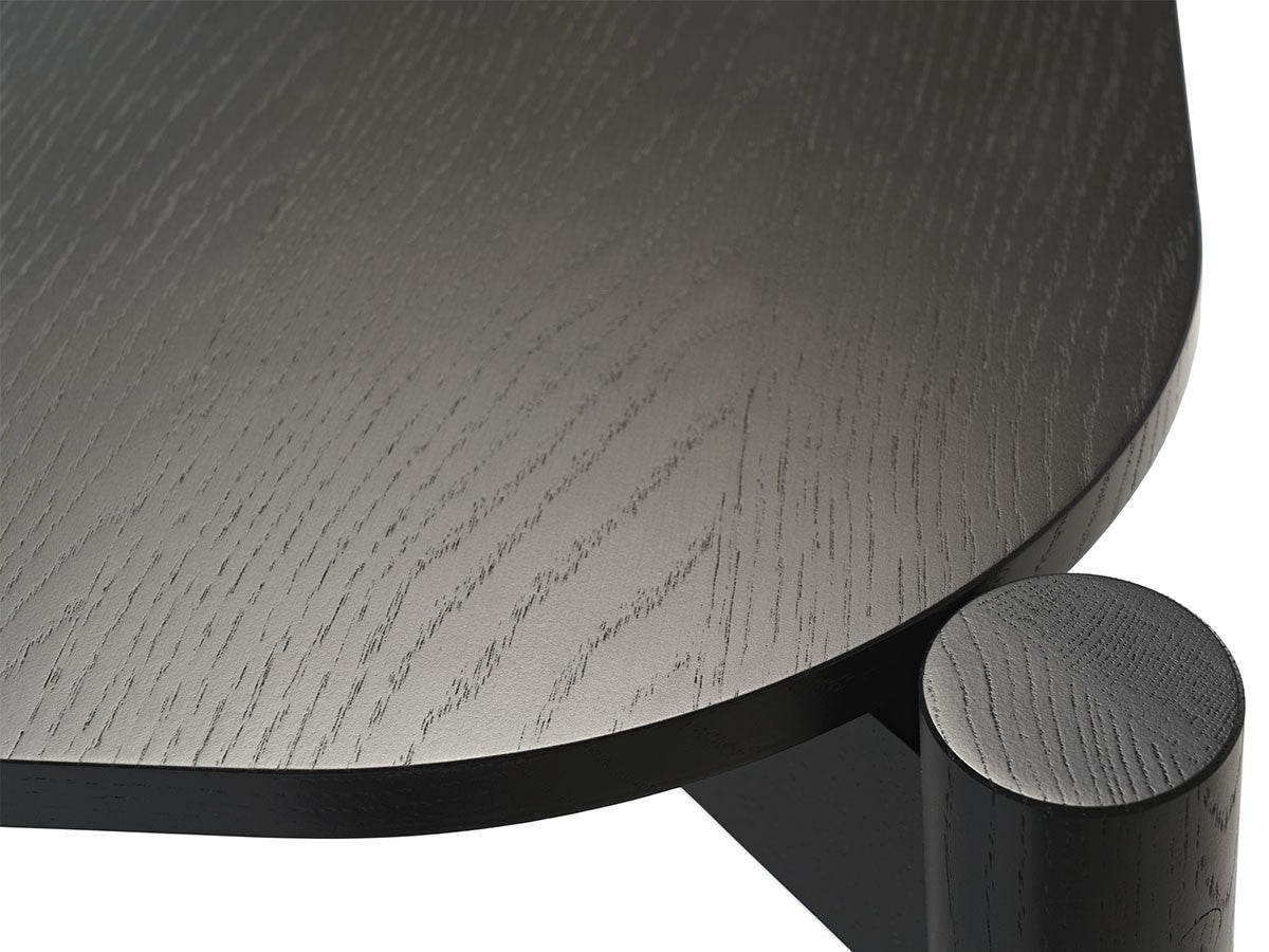 Table Castor 180 — détail en plongée de l'angle arrondi du plateau teinté noir | Antifer
