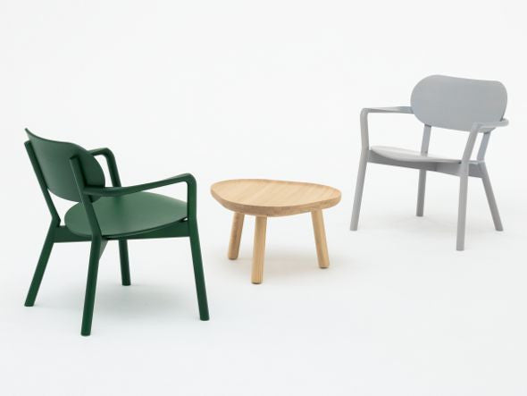 Tres sillones bajos Castor en verde y gris alrededor de una mesa baja redonda de roble — vista de estudio n.º 7 | Antifer