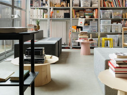 Hocker Castor Plus in Rosa in einem Büro mit Regalen, mit runden Couchtischen | Antifer