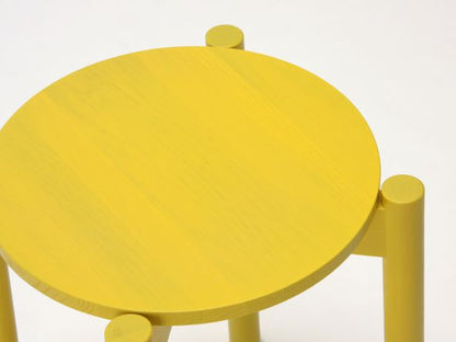 Hocker Castor Plus — gelbe Sitzfläche von oben, sichtbare Zapfen der drei Beine | Antifer