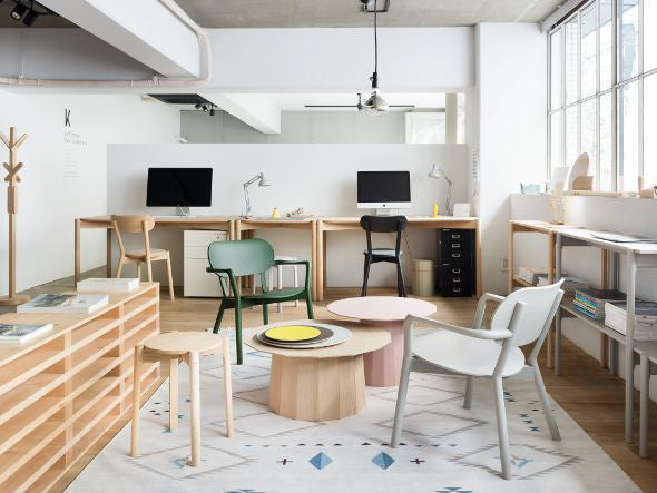 Hocker Castor Plus in einem Großraumbüro, mit Sesseln und runden Couchtischen | Antifer
