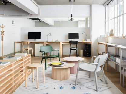 Hocker Castor Plus in einem Großraumbüro, mit Sesseln und runden Couchtischen | Antifer