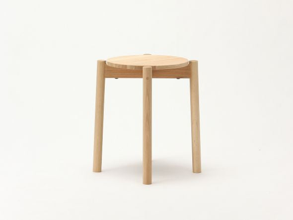 Castor Stool Plus in Pure Oak, Dreiviertelansicht auf weißem Grund