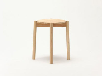 Castor Stool Plus in Pure Oak, Dreiviertelansicht auf weißem Grund