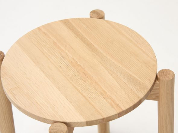 Hocker Castor Plus — Sitzfläche aus Eiche von oben, sichtbare Zapfen der drei Beine | Antifer
