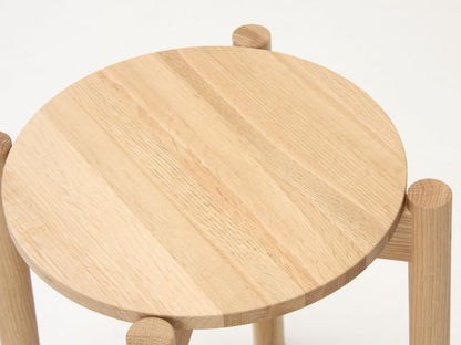 Hocker Castor Plus — Sitzfläche aus Eiche von oben, sichtbare Zapfen der drei Beine | Antifer